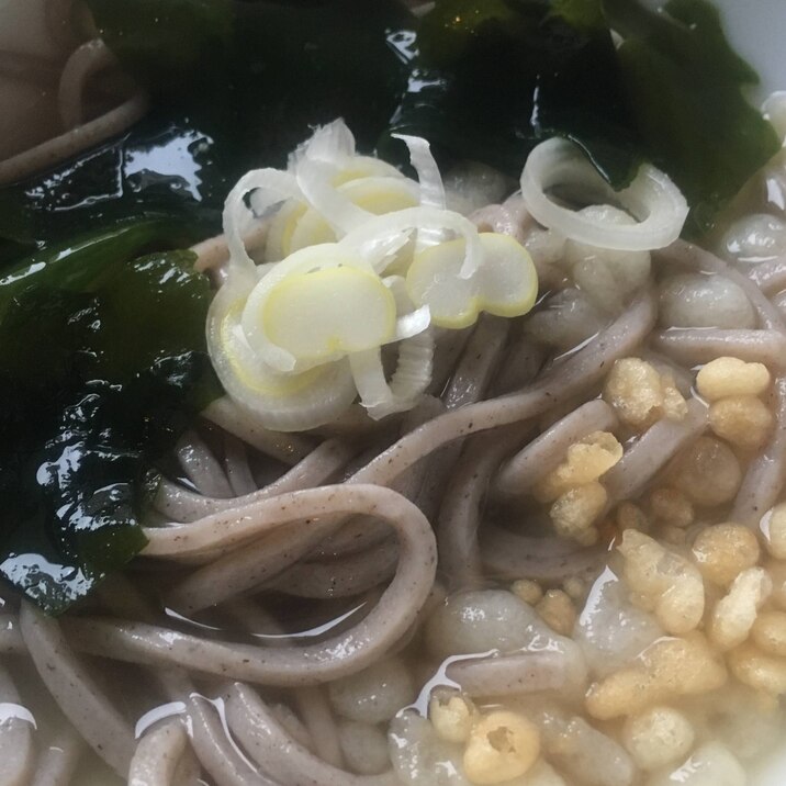 わかめの冷やしたぬき蕎麦